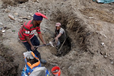 'n Paar delwers hard aan die werk om te kyk watter "skatte" hulle vandag dalk kan uitgrawe.